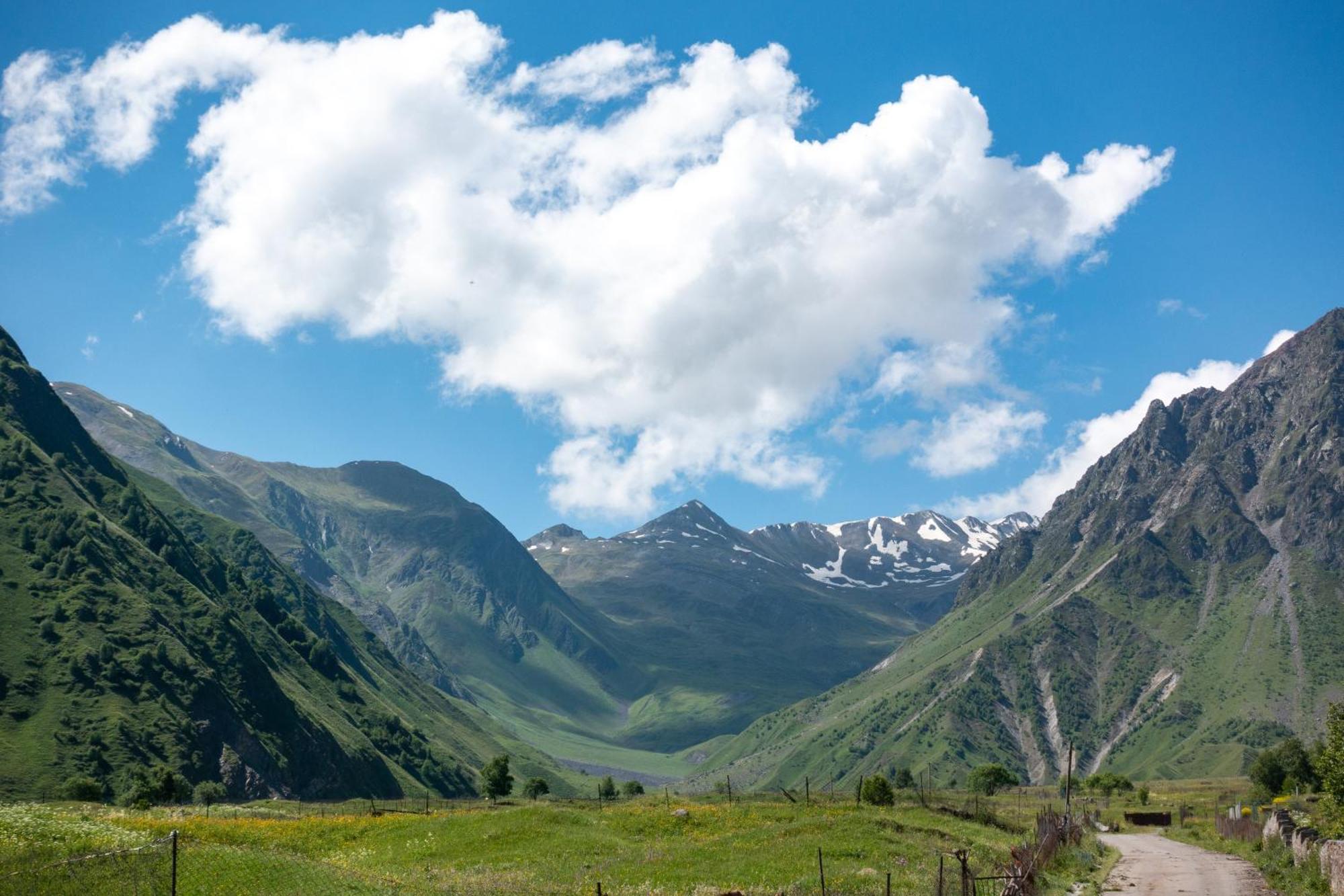 Terkhena Hotel Kazbegi Ngoại thất bức ảnh